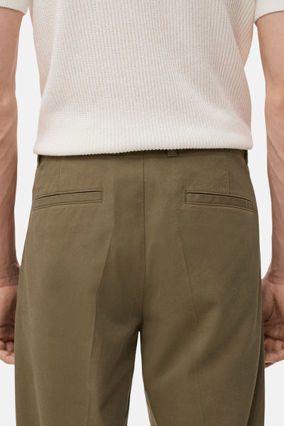 Pantalon kaki de MANGO, avec poches arrière passepoilées et une coupe droite.