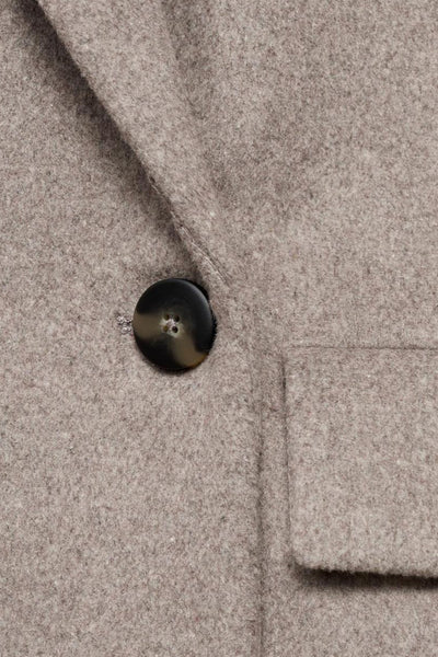 Veste longue marron en laine mélangée de MANGO, avec un bouton noir et une poche plaquée.