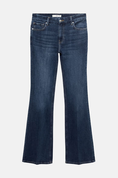 Donkerblauwe uitlopende jeans van MANGO, met klassieke zakken en subtiele wassing over het hele oppervlak.