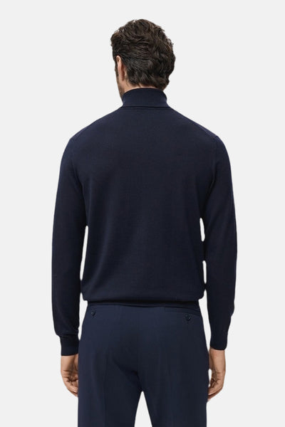 Blauwe trui met ronde hals van MANGO, van achteren gezien, gedragen met een bijpassende pantalon.