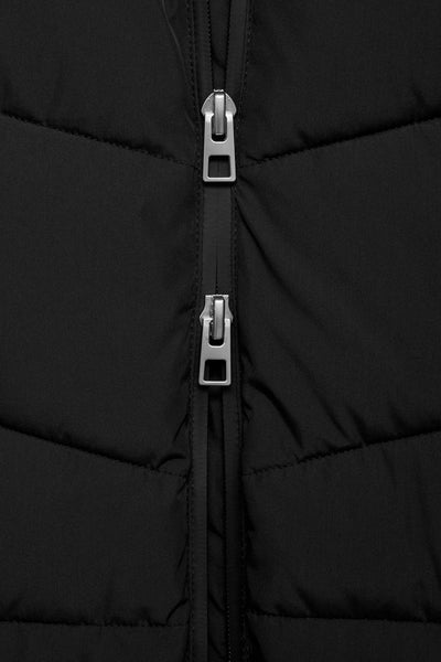 Veste longue noire de MANGO avec fermeture éclair apparente et design matelassé.