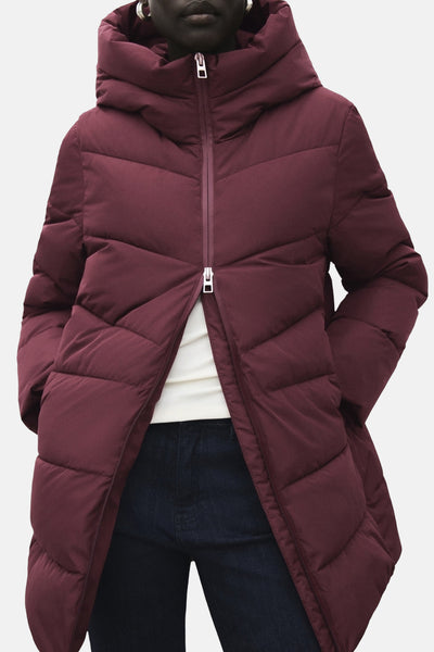 Veste longue bordeaux de MANGO, avec fermeture éclair apparente et coupe trapèze.