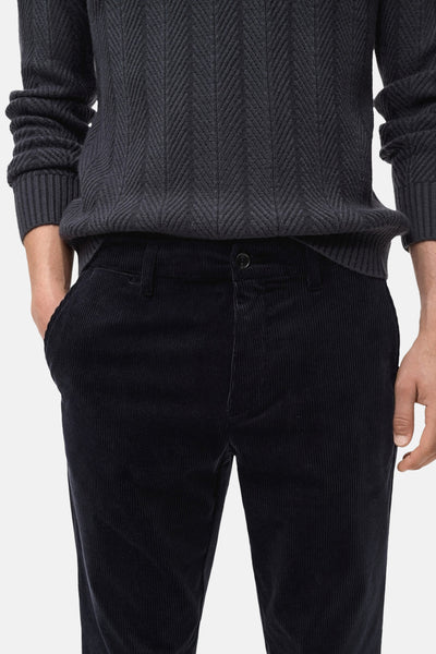 Pantalon de saison bleu marine de MANGO, en velours côtelé avec une coupe droite et des poches.