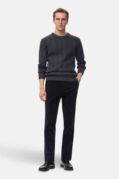 Pull gris à col rond de MANGO avec un motif à chevrons subtil.
