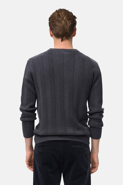 Pull col rond gris de MANGO, avec un motif à chevrons texturé, vu de dos.