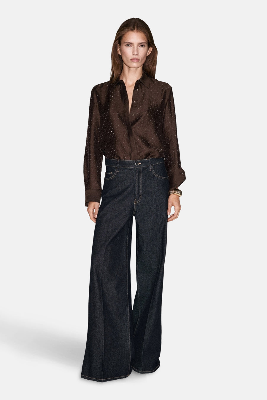 Chemise à manches longues brun MANGO avec un motif à pois et manches longues.