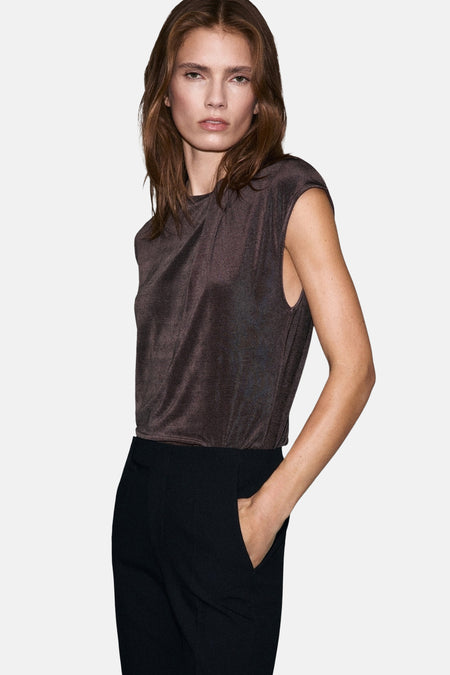 Bruin blouse met korte mouwen van MANGO, gedragen met een effen zwarte broek en een zilveren armband.