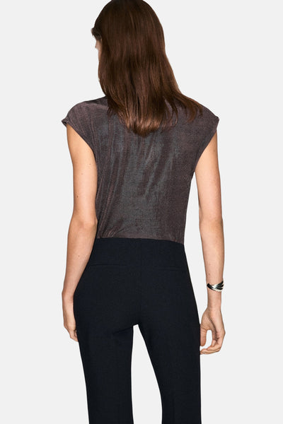Blouse à manches courtes brune de MANGO, portée avec un pantalon noir uni et un bracelet argenté.