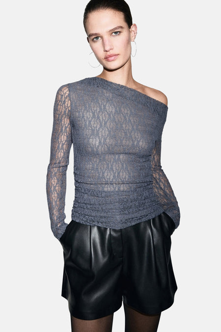 Grijze blouse met lange mouwen van MANGO, met blote schouder en kanten patroon.