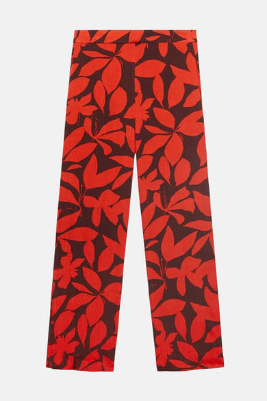 Multikleurige broek van MANGO met een rood bloemenpatroon op een donkerbruine achtergrond.