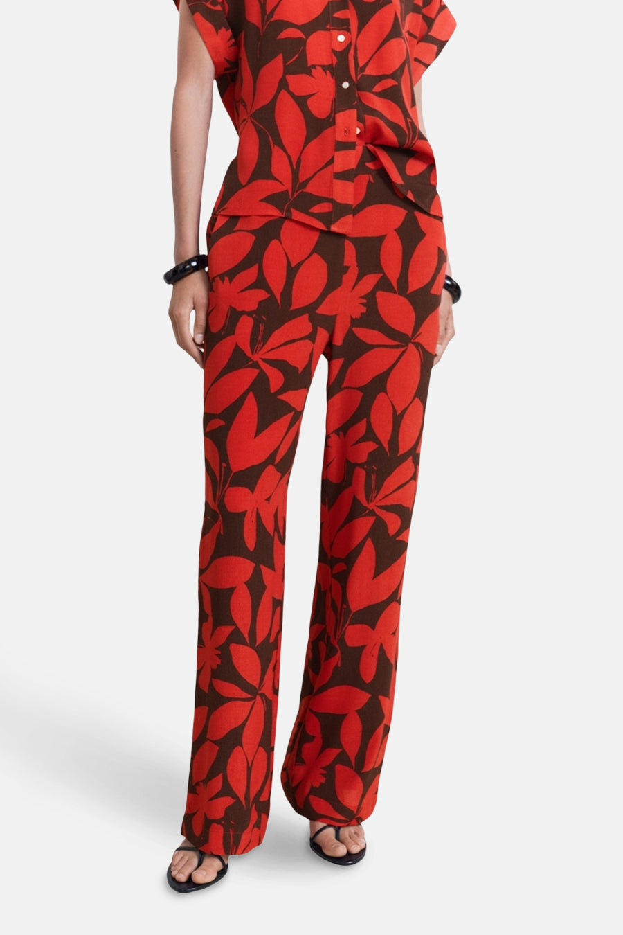 Multikleurige wijde broek, van MANGO, met een rood en bruin bloemenpatroon en zwarte manchetten.