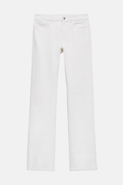 Jean évasé blanc en denim de MANGO, coupe droite et poches avant discrètes.