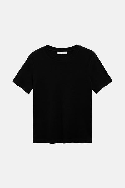 T-shirt noir à manches courtes de MANGO, en jersey texturé sur fond uni.
