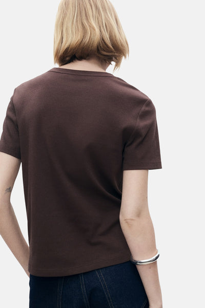 Bruin T-shirt met korte mouwen van MANGO, van achteren gezien, gedragen met een blauwe spijkerbroek.