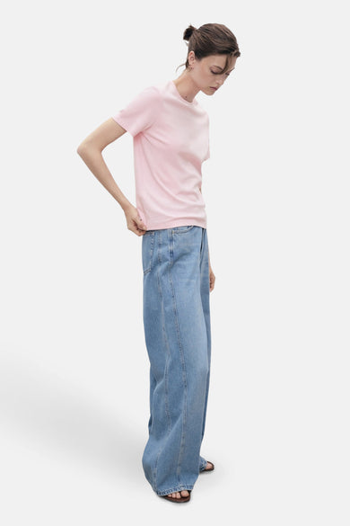 Roze T-shirt met korte mouwen van MANGO, gedragen met een wijde jeans en sandalen.