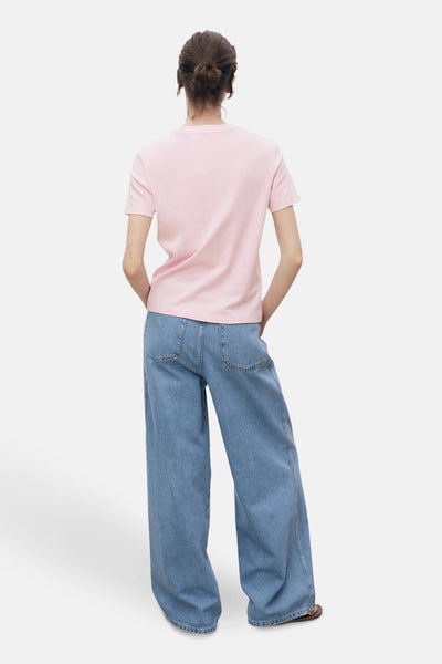 Roze T-shirt met korte mouwen van MANGO, gedragen met een wijde blauwe jeans, achtergezicht.