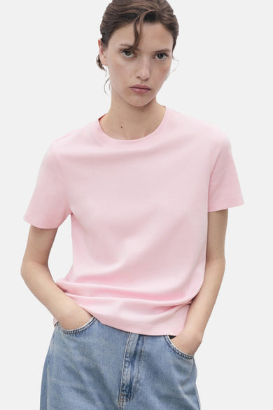Roze T-shirt met korte mouwen van MANGO, gedragen met een casual spijkerbroek.