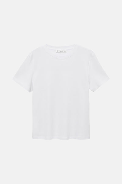T-shirt blanc à manches courtes de MANGO, sur fond uni.
