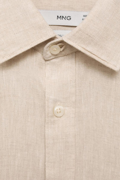 Chemise à manches longues beige de MANGO, avec col boutonné et texture en lin.