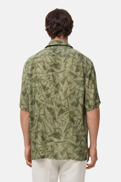 Groen overhemd met korte mouwen van MANGO met een geometrisch driehoekig patroon, achterzijde.