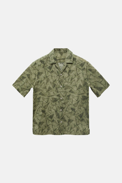 Chemise à manches courtes verte de MANGO, avec motif géométrique abstrait et boutons apparents.
