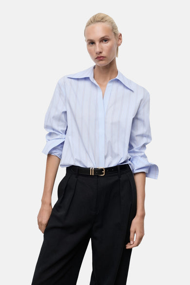 Blauwe blouse met lange mouwen van MANGO, met verticale strepen en plooien aan de achterkant.