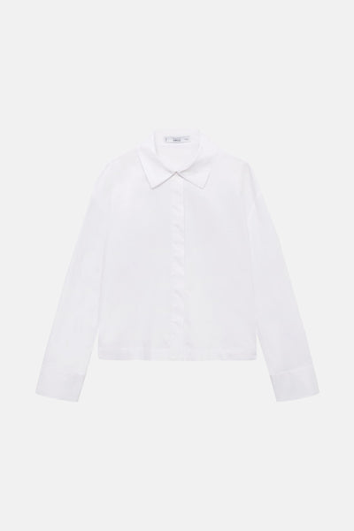Chemise blanche à manches longues de MANGO, avec un col classique et une coupe droite.