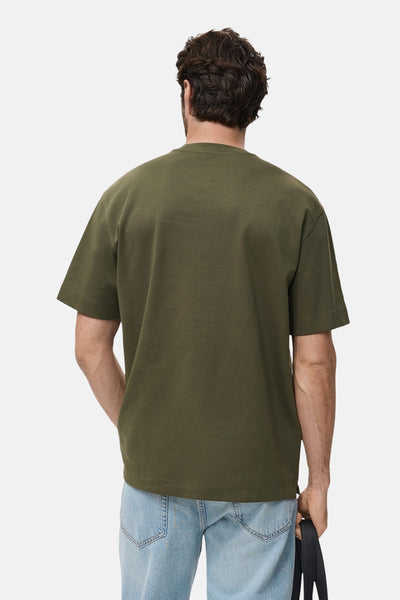 Kaki T-shirt met korte mouwen van MANGO, gedragen met een lichtblauwe jeans, achtergezicht.