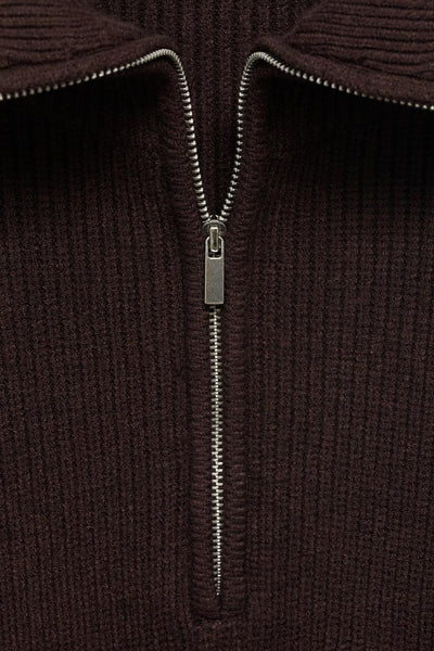 Bruine coltrui van MANGO met een metalen ritssluiting bij de kraag.