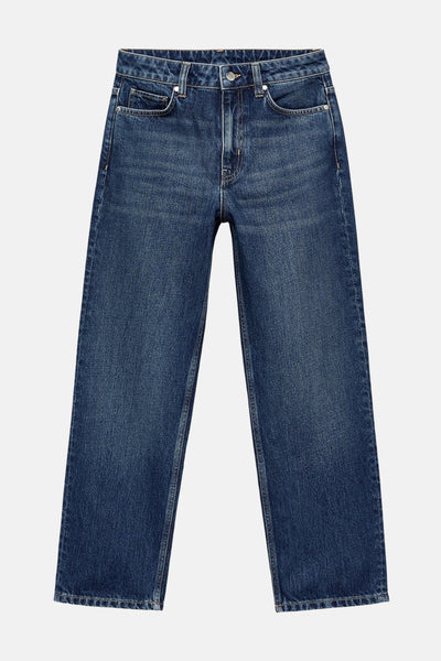Jean droit en denim bleu foncé de MANGO, coupe ample avec des poches avant et arrière.