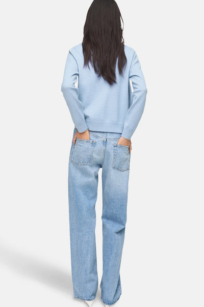 Gilet bleu de MANGO, porté avec un jean taille haute et coupe droite.