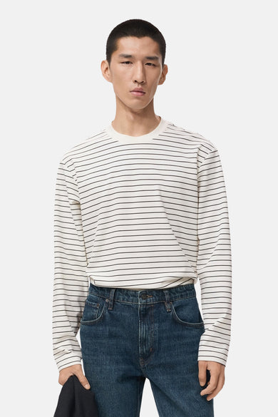 Wit gestreept T-shirt met lange mouwen van MANGO, gedragen met een donkerblauwe jeans.