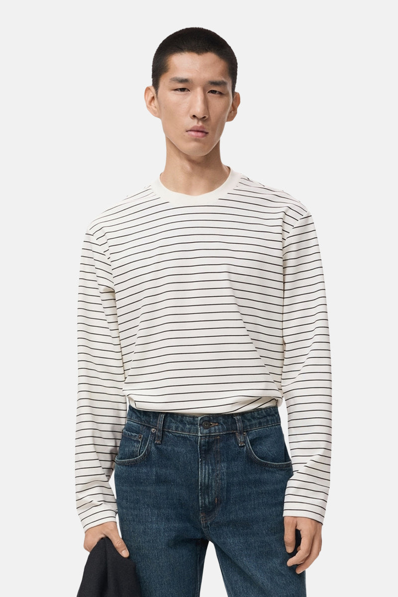 Wit gestreept T-shirt met lange mouwen van MANGO, gedragen met een donkerblauwe jeans.