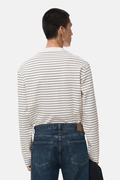 Wit gestreept T-shirt met lange mouwen van MANGO, gedragen met een blauwe jeans.