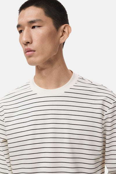 T-shirt à manches longues blanc à rayures noires de MANGO, porté par un homme en gros plan.