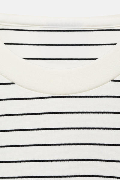 T-shirt à manches longues blanc par MANGO, à rayures horizontales noires et encolure ronde.
