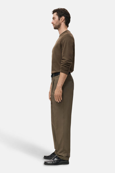 Kaki T-shirt met lange mouwen van MANGO, gedragen met een zwarte broek en schoenen.