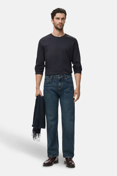 Zwart T-shirt met lange mouwen van MANGO, gedragen met een spijkerbroek en bruine leren loafers.
