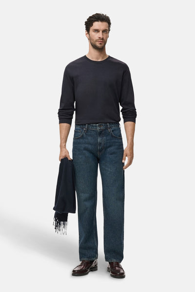 Zwart T-shirt met lange mouwen van MANGO, gedragen met een spijkerbroek en bruine leren loafers.