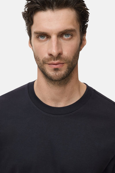 Zwart T-shirt met lange mouwen van MANGO, gedragen door een man met een verzorgde baard.