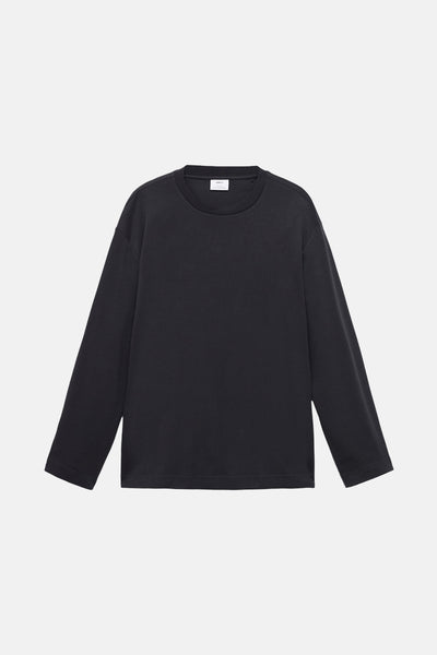 Zwarte T-shirt met lange mouwen van MANGO, effen en plat liggend op een witte achtergrond.