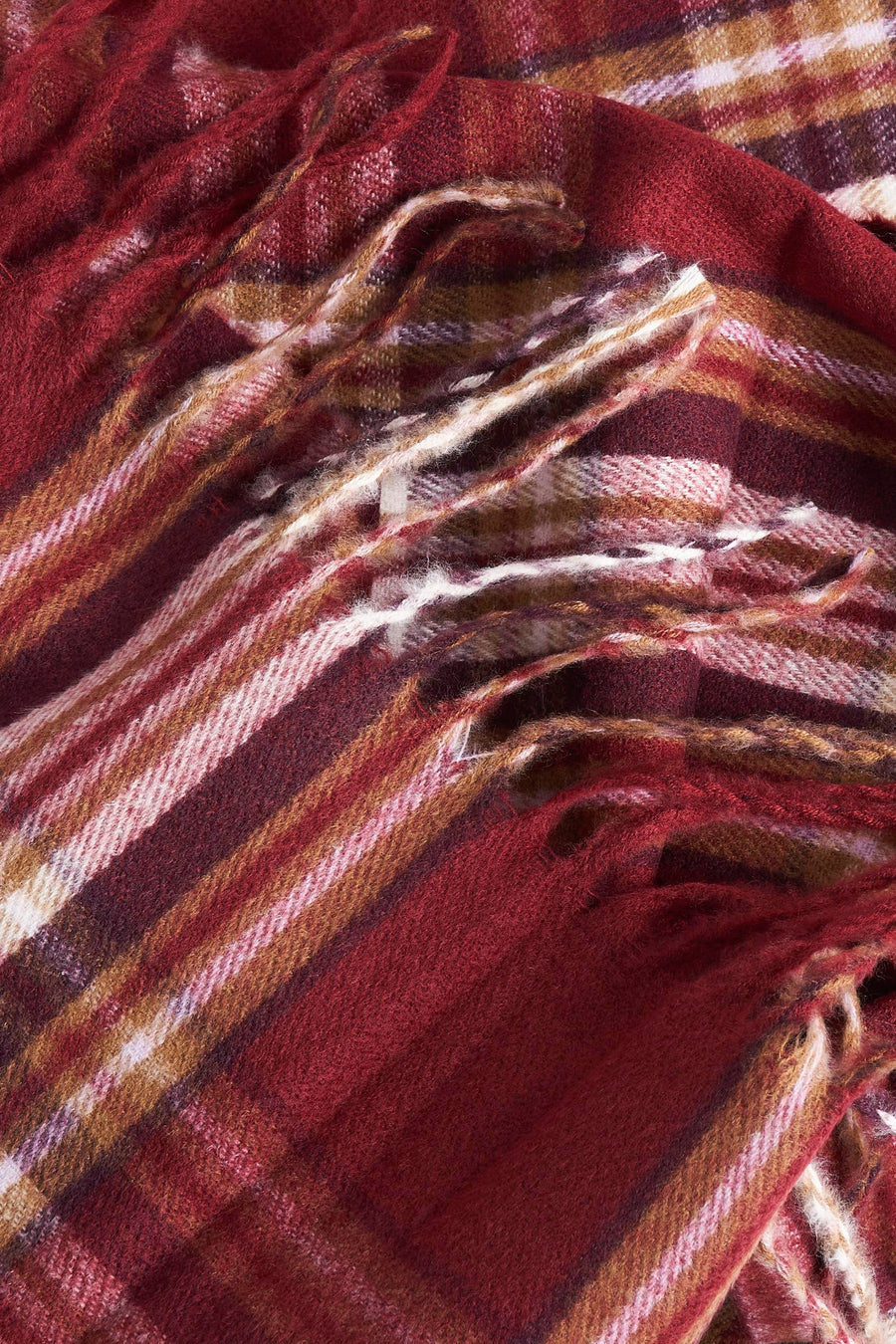 Écharpe rouge à carreaux de MANGO, avec des franges décoratives et une texture douce et confortable.
