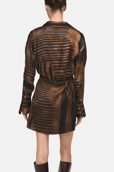 Robe multicolore de MANGO avec rayures noires géométriques, manches longues et une ceinture à la taille.
