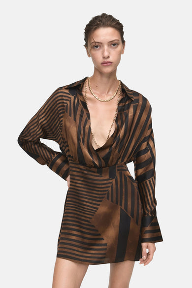 Robe multicolore par MANGO avec motif rayé, portée avec un collier doré.
