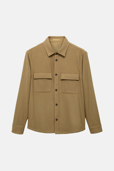 Veste courte marron de MANGO avec des poches à rabat, une fermeture boutonnée et un col classique.