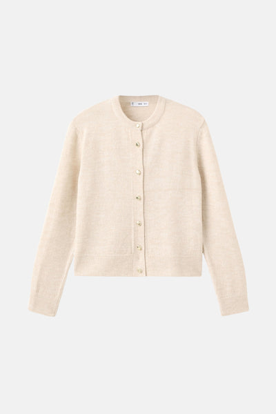 Cardigan en maille blanc cassé de MANGO, avec fermeture boutonnée dorée sur fond uni.