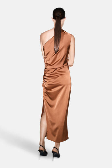 Robe longue marron en satin de MANGO, modèle asymétrique avec détail drapé et fente latérale, vue de dos.
