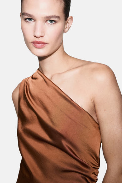Bruine jurk van MANGO, asymmetrische snit met draperie over één schouder.