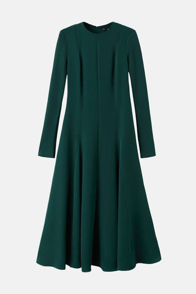 Robe à manches longues verte de MANGO, coupe évasée, tissu lisse et couleur unie.