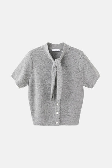 Gilet gris de MANGO, à manches courtes avec une encolure à nouer et une fermeture boutonnée.